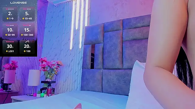 AlannaGil online show from April 9, 6:30 am