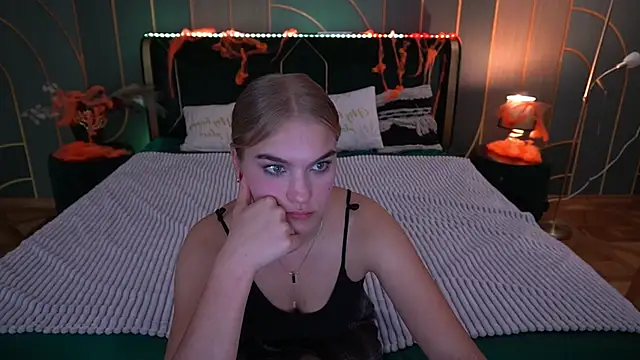 Snapshot of AlinaLiii chatting on November 3, 2:40 pm AlinaLiii online show from November 3, 2:40 pm