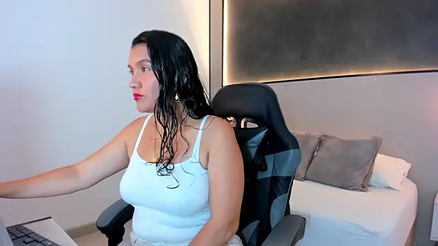 zoee zi online show from October 16, 7:15 pm