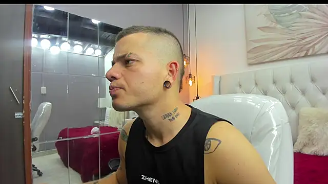 wildthor26 online show from February 25, 5:39 am