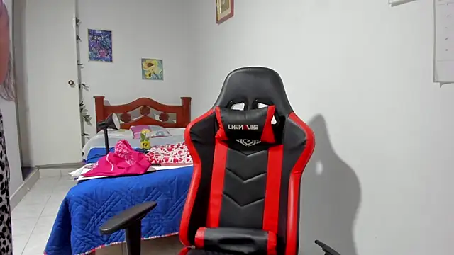 Snapshot of SophieLAmour chatting on November 6, 2:34 am SophieLAmour online show from November 6, 2:34 am