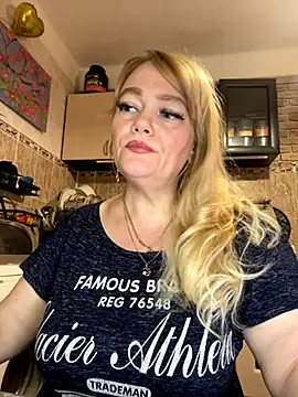 Snapshot of Sweet-blonde chatting on October 17, 11:40 pm Sweet-blonde online show from October 17, 11:40 pm