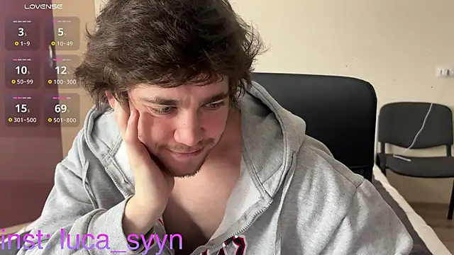 Snapshot of luca_syn chatting on October 16, 10:05 am luca syn online show from October 16, 10:05 am