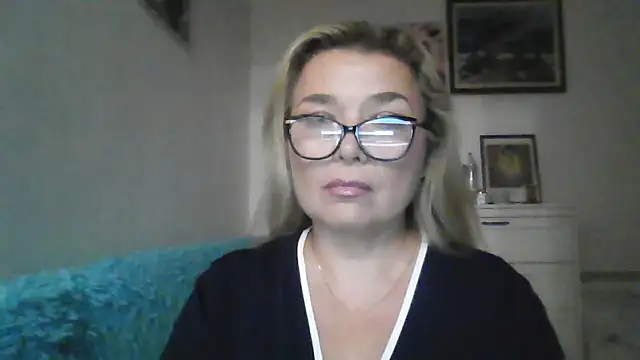 Myrienna online show from October 1, 8:26 pm