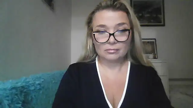 Myrienna online show from October 2, 8:38 pm