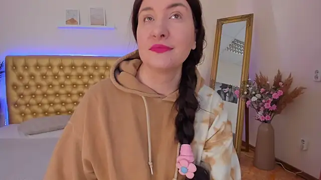 TrishaDarks online show from March 14, 6:08 am