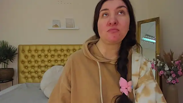 TrishaDarks online show from March 20, 6:07 am