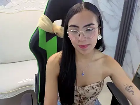Snapshot of Katyrider_a chatting on October 1, 12:44 pm Katyrider a online show from October 1, 12:44 pm