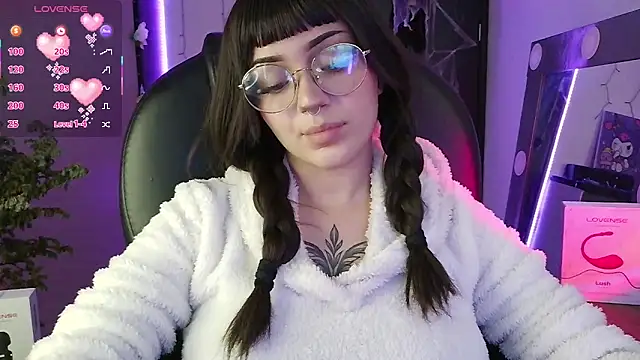 Snapshot of LesRose chatting on October 21, 5:35 pm LesRose online show from October 21, 5:35 pm