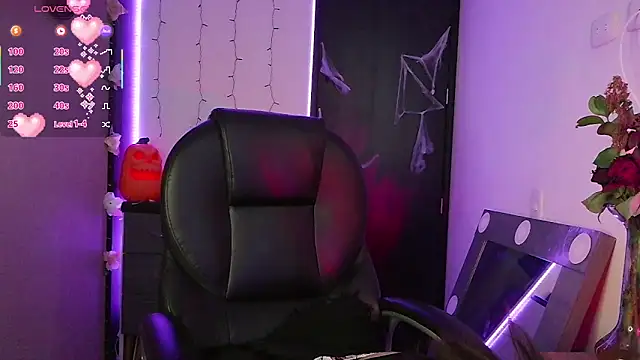 Snapshot of LesRose chatting on October 28, 6:43 pm LesRose online show from October 28, 6:43 pm