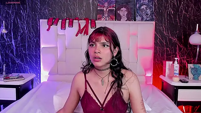 Snapshot of Raven_Rox chatting on October 16, 4:13 am Raven Rox online show from October 16, 4:13 am
