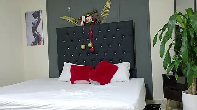 Snapshot of Kataaleya__12 chatting on December 17, 11:49 am Kataaleya 12 online show from December 17, 11:49 am