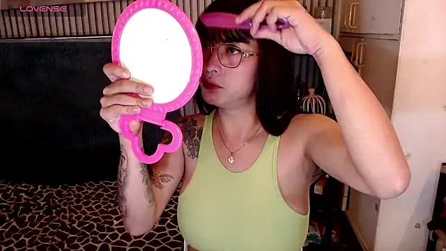 Snapshot of YourDreamTrans chatting on October 21, 3:51 am YourDreamTrans online show from October 21, 3:51 am