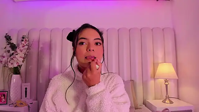 Snapshot of AriaBelles chatting on November 11, 10:15 am AriaBelles online show from November 11, 10:15 am