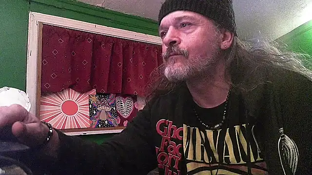 Snapshot of HippieDad333 chatting on April 18, 5:22 am HippieDad333 online show from April 18, 5:22 am