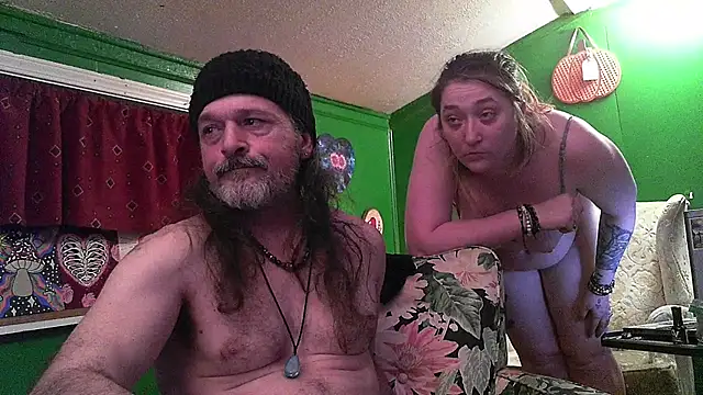 Snapshot of HippieDad333 chatting on April 21, 6:52 am HippieDad333 online show from April 21, 6:52 am
