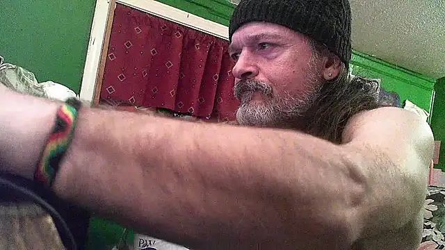 Snapshot of HippieDad333 chatting on April 28, 3:22 am HippieDad333 online show from April 28, 3:22 am