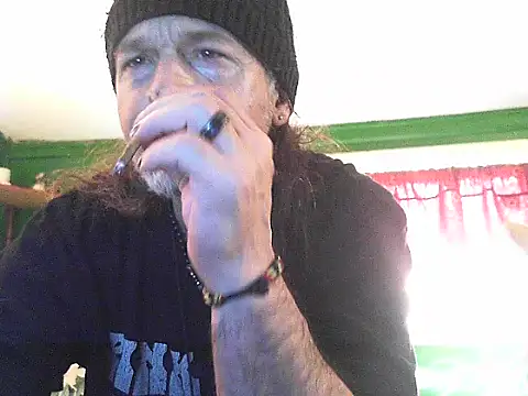 Snapshot of HippieDad333 chatting on May 11, 6:27 pm HippieDad333 online show from May 11, 6:27 pm