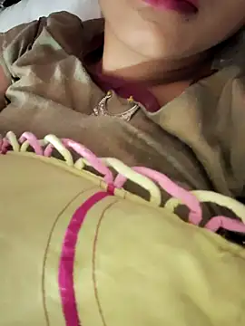 Queen-Bee143 online show from February 14, 5:04 am