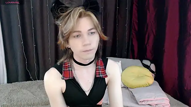 Snapshot of evan_reinhart chatting on October 23, 11:20 am evan reinhart online show from October 23, 11:20 am