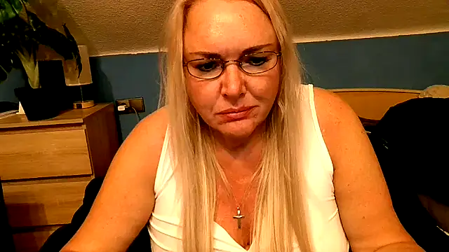 Snapshot of Sandy-Summer chatting on September 29, 3:28 pm Sandy-Summer online show from September 29, 3:28 pm