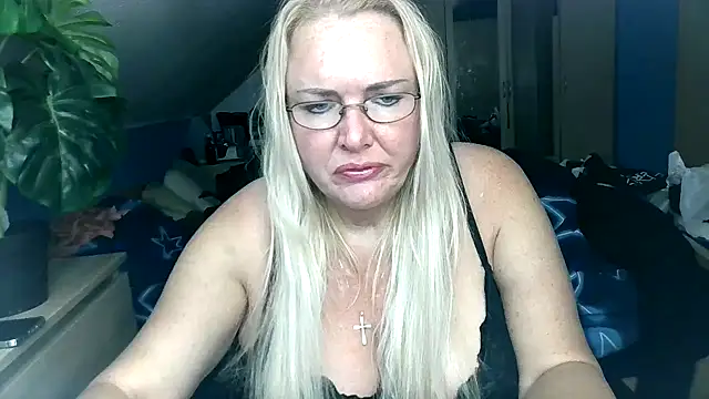 Snapshot of Sandy-Summer chatting on October 20, 3:01 pm Sandy-Summer online show from October 20, 3:01 pm