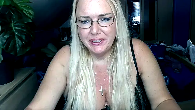 Snapshot of Sandy-Summer chatting on October 21, 2:51 pm Sandy-Summer online show from October 21, 2:51 pm