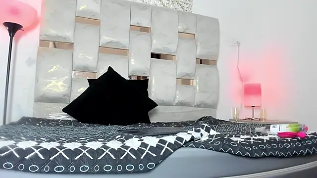 Snapshot of Nyra_18 chatting on November 14, 8:13 am Nyra 18 online show from November 14, 8:13 am