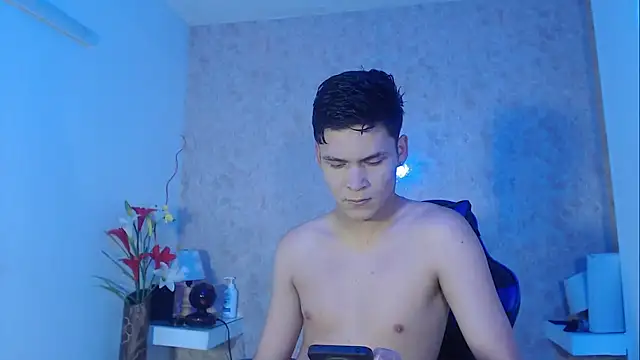 Snapshot of Aaron_Foxxx chatting on September 27, 12:43 pm Aaron Foxxx online show from September 27, 12:43 pm