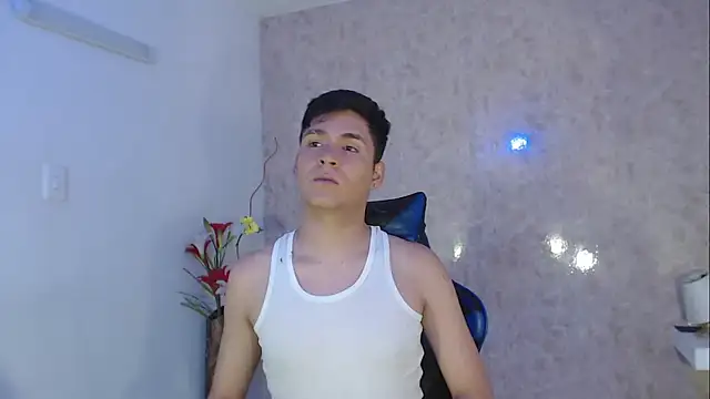 Snapshot of Aaron_Foxxx chatting on October 5, 9:02 pm Aaron Foxxx online show from October 5, 9:02 pm