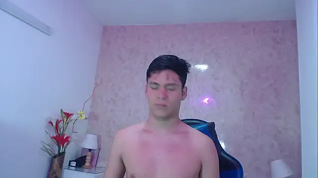 Snapshot of Aaron_Foxxx chatting on October 9, 12:58 pm Aaron Foxxx online show from October 9, 12:58 pm
