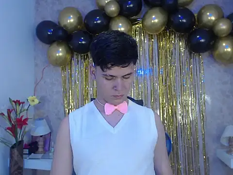 Snapshot of Aaron_Foxxx chatting on October 12, 11:53 am Aaron Foxxx online show from October 12, 11:53 am