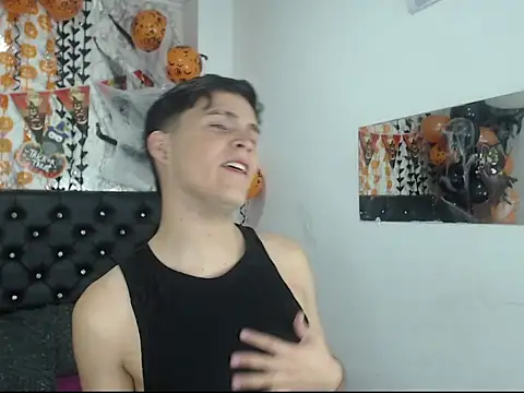 Snapshot of Aaron_Foxxx chatting on October 15, 9:59 pm Aaron Foxxx online show from October 15, 9:59 pm