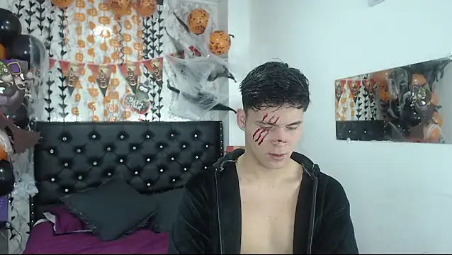 Snapshot of Aaron_Foxxx chatting on October 18, 10:21 pm Aaron Foxxx online show from October 18, 10:21 pm