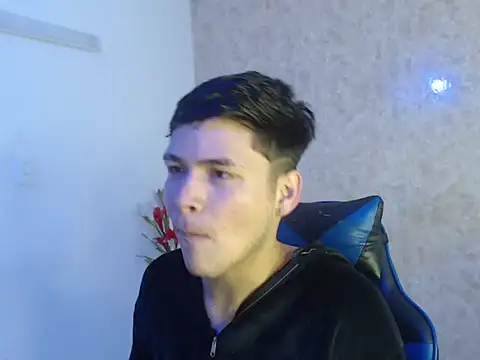 Snapshot of Aaron_Foxxx chatting on October 22, 1:22 pm Aaron Foxxx online show from October 22, 1:22 pm