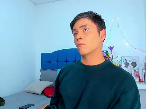 Snapshot of Aaron_Foxxx chatting on November 30, 7:18 pm Aaron Foxxx online show from November 30, 7:18 pm