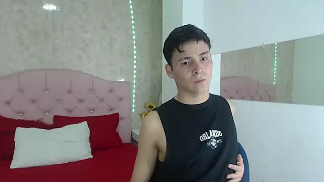 Snapshot of Aaron_Foxxx chatting on December 4, 9:23 pm Aaron Foxxx online show from December 4, 9:23 pm