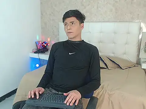 Snapshot of Aaron_Foxxx chatting on December 15, 9:52 pm Aaron Foxxx online show from December 15, 9:52 pm