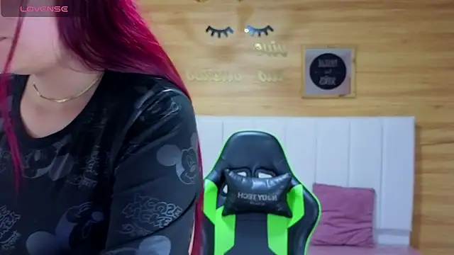 Snapshot of draviana_a_ chatting on December 4, 2:43 am draviana a online show from December 4, 2:43 am