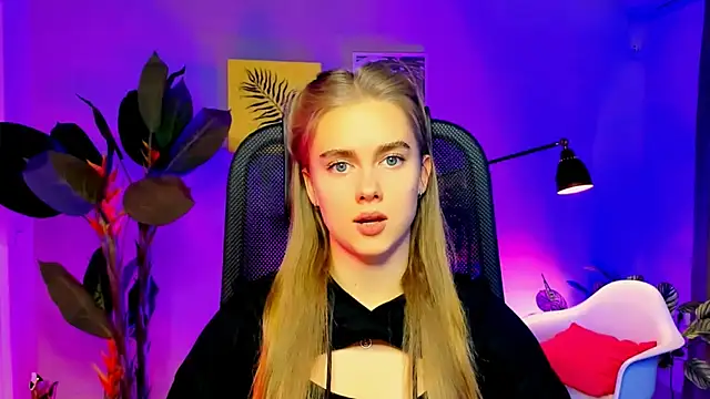 JuneWoods online show from November 20, 9:20 am