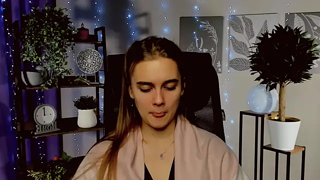 JuneWoods online show from December 19, 1:18 pm