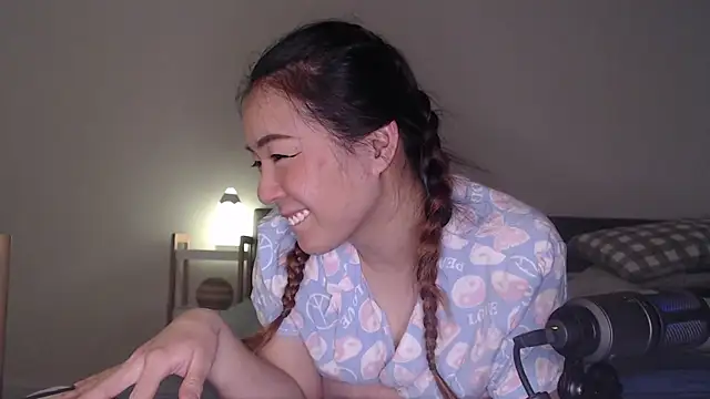 Snapshot of blueburrypie chatting on October 23, 1:21 pm blueburrypie online show from October 23, 1:21 pm