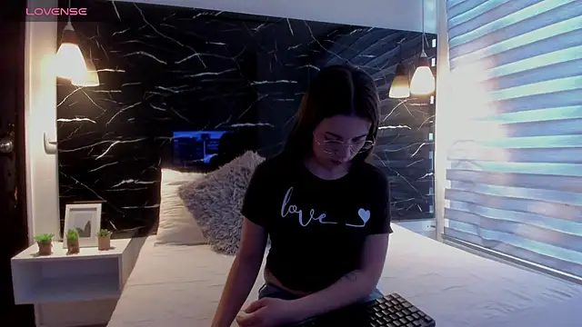 ZOE LE online show from October 21, 11:44 am