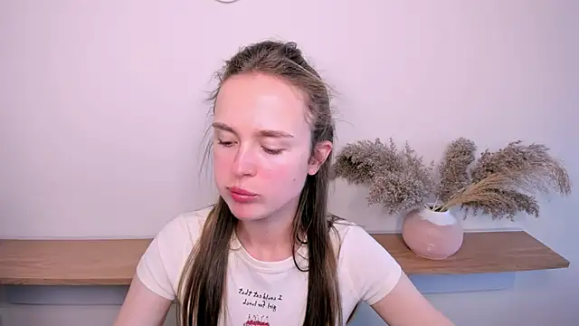 LilMary  online show from April 21, 8:31 am