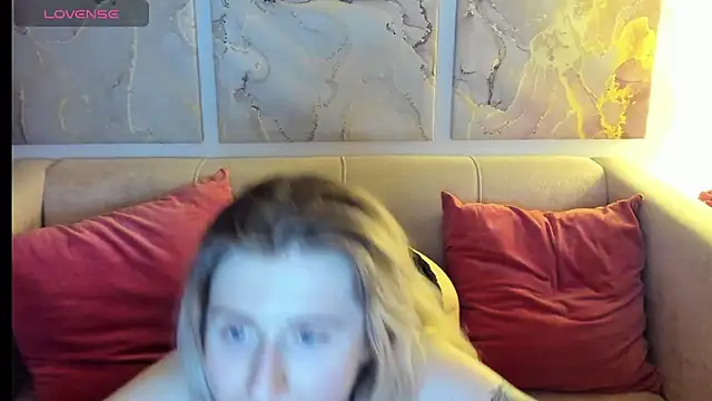 Snapshot of CamillaDreamer chatting on April 19, 4:28 pm CamillaDreamer online show from April 19, 4:28 pm