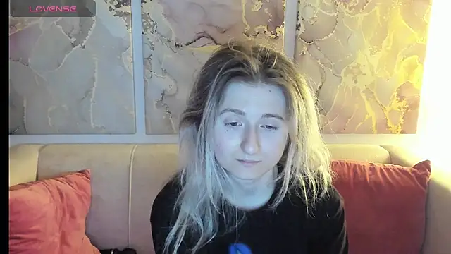 Snapshot of CamillaDreamer chatting on April 22, 12:35 am CamillaDreamer online show from April 22, 12:35 am