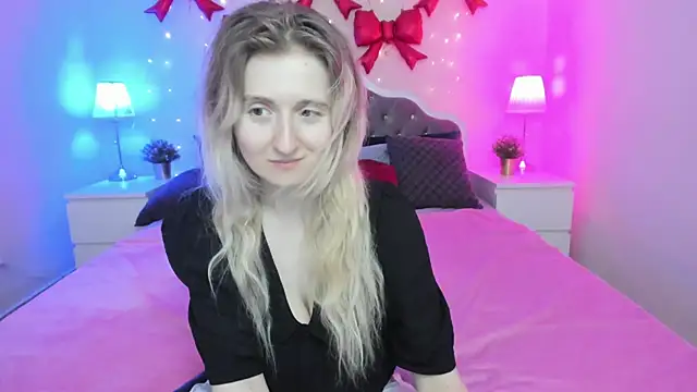 Snapshot of CamillaDreamer chatting on April 25, 1:41 am CamillaDreamer online show from April 25, 1:41 am