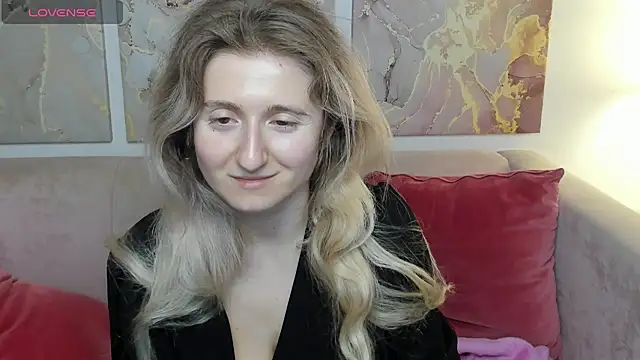 Snapshot of CamillaDreamer chatting on May 4, 12:50 am CamillaDreamer online show from May 4, 12:50 am