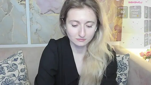 Snapshot of CamillaDreamer chatting on May 14, 10:11 am CamillaDreamer online show from May 14, 10:11 am