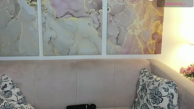 Snapshot of CamillaDreamer chatting on May 16, 12:18 am CamillaDreamer online show from May 16, 12:18 am